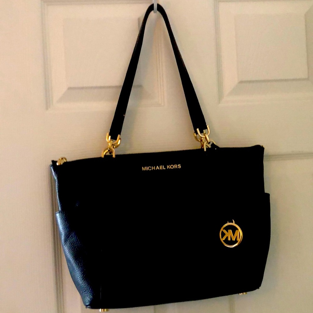 AUTHENTIC BLACK LEATHERMICHAEL KORS SHOULD BAG. GENTLY USED.